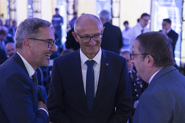 20251809_BesuchEUKommissar_BBT__6_.jpg (1 MB) Die Feierlichkeiten wurden auch für den Austausch genutzt: LH Anton Mattle mit Südtirols LH Arno Kompatscher (links) und LH Maurizio Fugatti (rechts). 