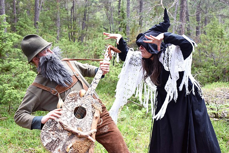 © Land Tirol/Hörmann Zwei verkleidete SchauspielerInnen scherzen miteinander.