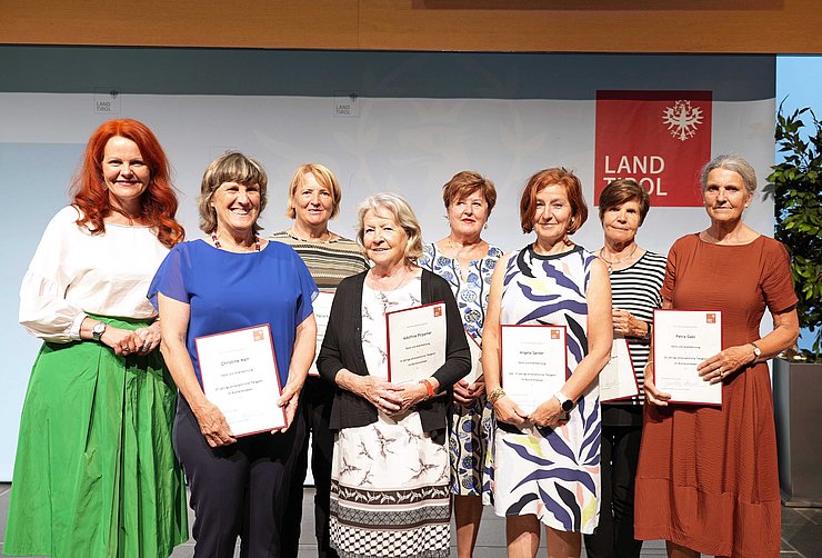 Gruppenbild mit Landesrätin Cornelia Hagele und Geehrten aus dem Bezirk Imst.