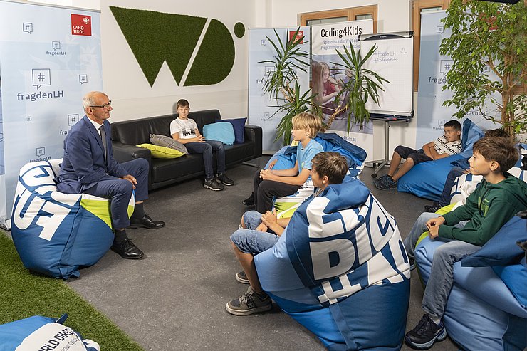 © Land Tirol/Die Fotografen LH Mattle spricht mit den jungen Programmieren