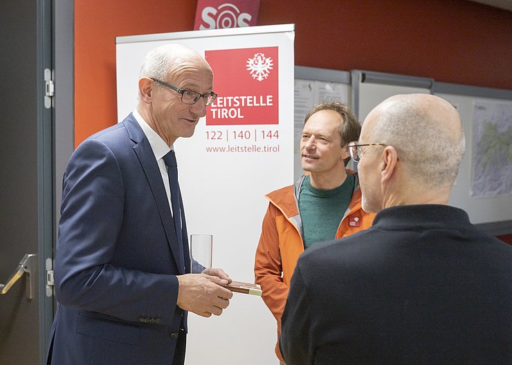 Foto von LH Anton Mattle im Gespräch mit MitarbeiterInnen der Leitstelle Tirol