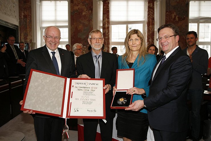 © Land Tirol/Frischauf – Abdruck honorarfrei v.li: LTP van Staa, Erwin Hochmair, Ingeborg Hochmair-Desoyer und LH Platter bei der Verleihung