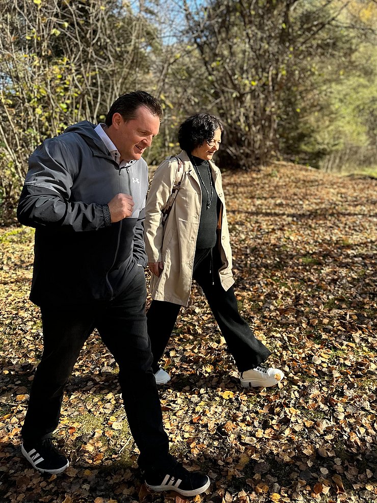 © Land Tirol/Knabl LR Zumtobel im Gespräch mit einer Frau