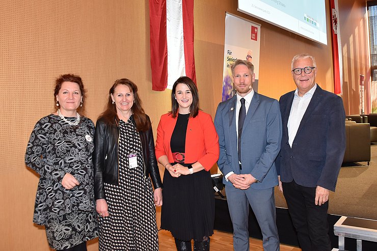 © Land Tirol/Gerzabek Seniorenlandesrätin Astrid Mair (mi.) mit den Gästen und Vortragenden der Seniorenenquete v. li. Sybille Auer (Leiterin Freiwilliges Engagement, Caritas Tirol), Andrea Fink (Koordinatorin Freiwilligenpartnerschaft Tirol), Christoph Angster (Politischer Referent für Menschenrechte für ältere Menschen und Freiwilligenpolitik/Sozialministerium) und Christoph Wötzer (Präsident Vinzenzgemeinschaften Tirol).