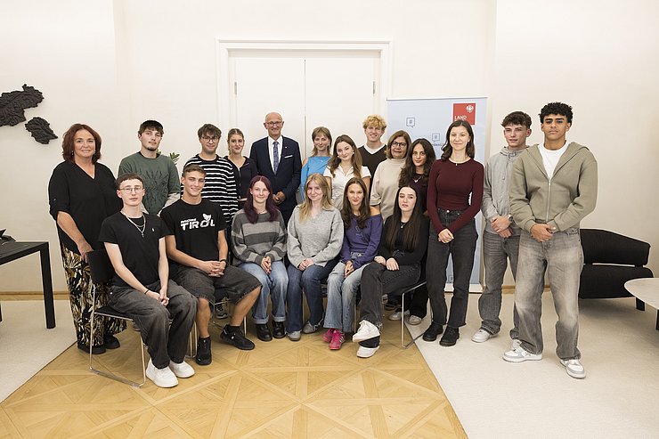 Ein Gruppenbild mit mehreren Schülern und Schülerinnen sowie zwei Lehrkräften ist zu sehen.