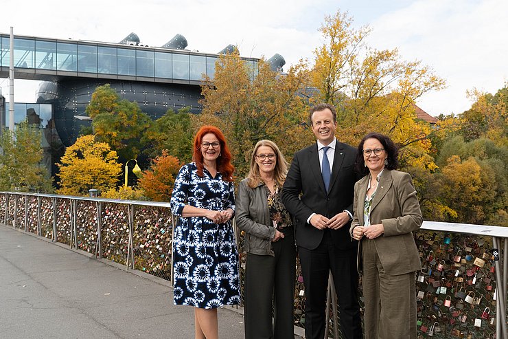 © Land Steiermark/Binder Gesundheitslandesrätin Cornelia Hagele, Staatssekretärin Ulrike Königsberger-Ludwig, LR Karlheinz Kornhäusl (Steiermark) und LRin Daniela Gutschi (Salzburg) auf dem Weg zur Pressekonferenz im Kunsthaus (v. l.).