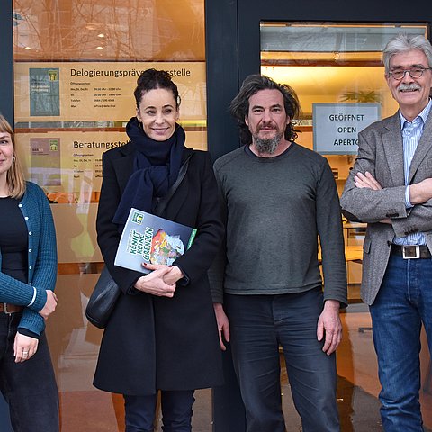 Posieren vor dem Eingang der DELO Beratungsstelle in Innsbruck