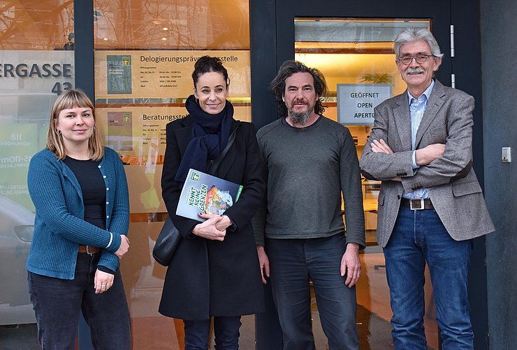 © Land Tirol/Dorfmann Posieren vor dem Eingang der DELO Beratungsstelle in Innsbruck