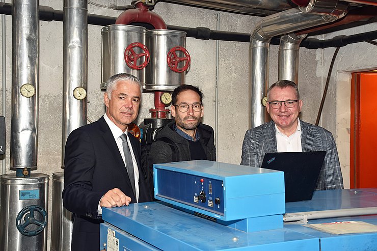 © Land Tirol/Brandhuber Bezirkshauptmann Michael Kirchmair, Johannes Kessler und Landesrat Johannes Tratter bei der Anlage in der Bezirkshauptmannschaft Innsbruck