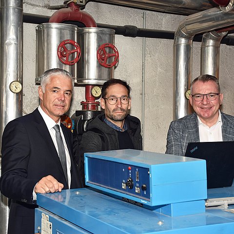 Bezirkshauptmann Michael Kirchmair, Johannes Kessler und Landesrat Johannes Tratter bei der Anlage in der Bezirkshauptmannschaft Innsbruck