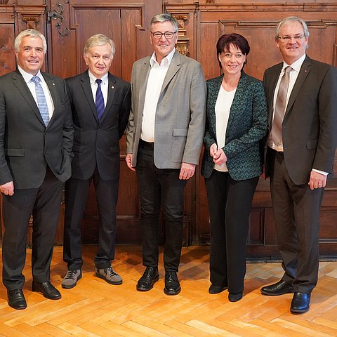 Gruppenfoto von Feldkirchs Bürgermeister Wolfgang Matt und den LandtagspräsidentInnen Josef Noggler (Südtirol), Walter Kaswalder (Trentino), Sonja Ledl-Rossmann (Tirol) sowie Harald Sonderegger (Vorarlberg, Beobachterstatus).