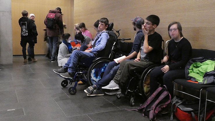 © Land Tirol Kinder- und Jugendliche im Rollstuhl