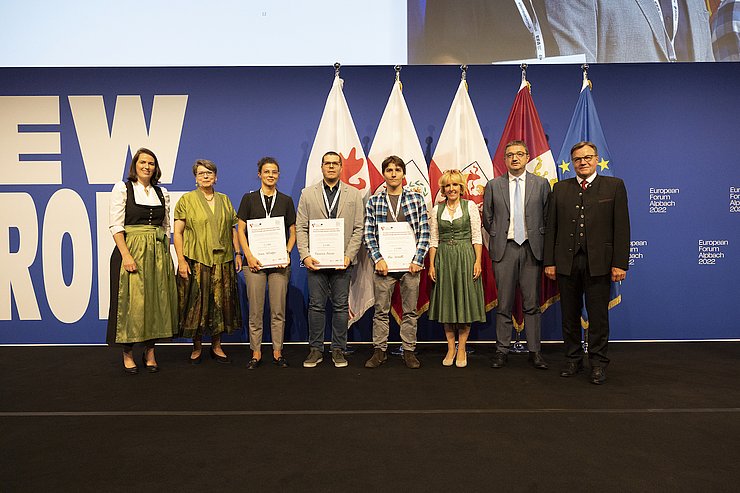 Auszeichnung an die Euregio-JungforscherInnen (v.li.): Vize-Präsidentin der Wirtschaftskammer Tirol, Barbara Thaler, Juryvorsitzende und Präsidentin der Freien Universität Bozen Ulrike Tappeiner, Chiara Valzogher (Platz 3, Universität Trient), Francesco Asnicar (Platz 2, Universität Trient), Alan Ianeselli (Platz 1, Freie Universität Bozen), LH Maurizio Fugatti (Trentino) und LH Günther Platter.