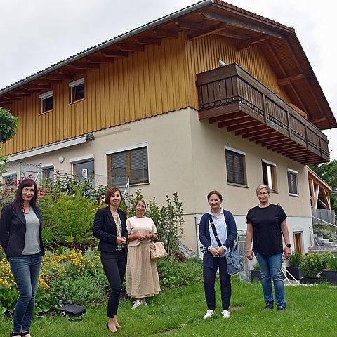 Das Wohnhaus Mils II der W.I.R. gemeinnützigen GmbH wurde von LRin Gabriele Fischer (2.v.li) im Beisein von v.li. Eva-Maria Kranabetter (Koordinatorin Haus Absam), Alexandra Rieger (Prokuristin W.I.R. gemeinnützigen GmbH), Susanne Fuchs (Abt. Soziales) und Birgit Leyerer (Koordinatorin Haus Mils II) besucht.
