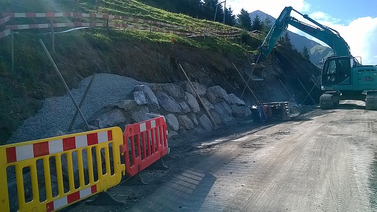 Erdbau Herstellung bergseitige Steinschlichtung