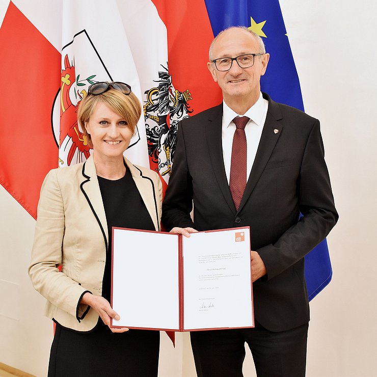 © Land Tirol/Neuner Die Bezirkshauptfrau von Reutte, Katharina Rumpf (links im Bild), wurde heute wiederbestellt.