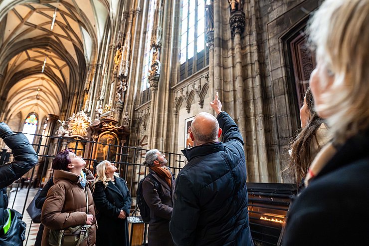 Dompfarrer Toni Faber führte die Gruppe durch das Wiener Wahrzeichen, den Stephansdom.