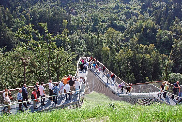 Zahlreiche TirolerInnen und Gäste waren bei der Eröffnung mit auf dem Weg – hier an der Aussichtsplattform „Drachenfelsen“.