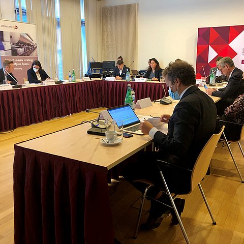 Die Sitzungs-TeilnehmerInnen an den U-förmigen Besprechungstischen