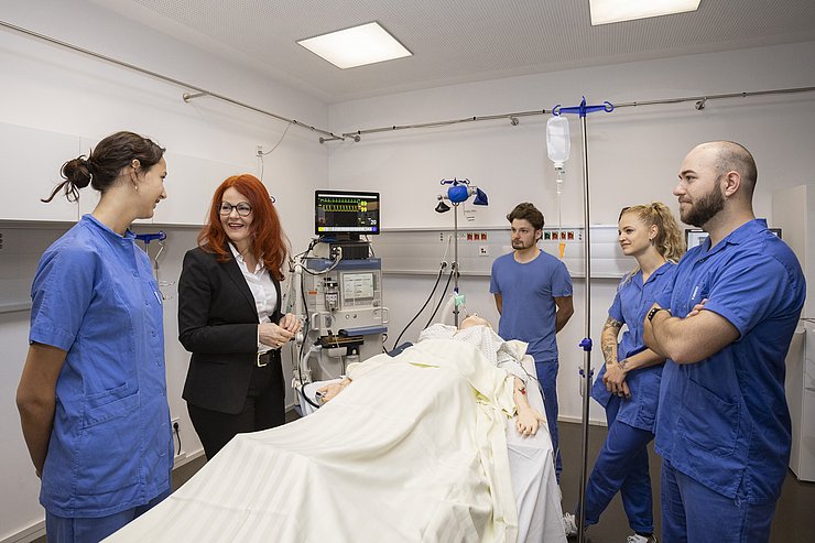 Pflegeauszubildende der fh gesundheit mit Landesrätin Hagele im Simulationszentrum