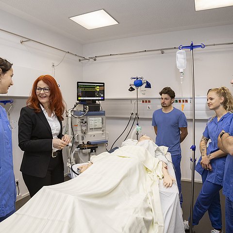 Pflegeauszubildende der fh gesundheit mit Landesrätin Hagele im Simulationszentrum