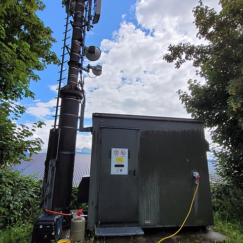 Funkstation: Container mit Funkmasten