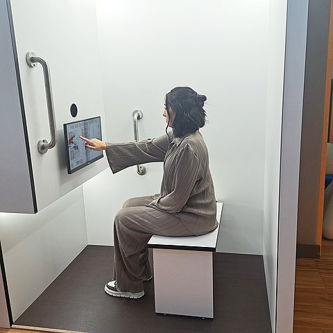 Ein Frau bedient einen Monitor in einer Fotobox.