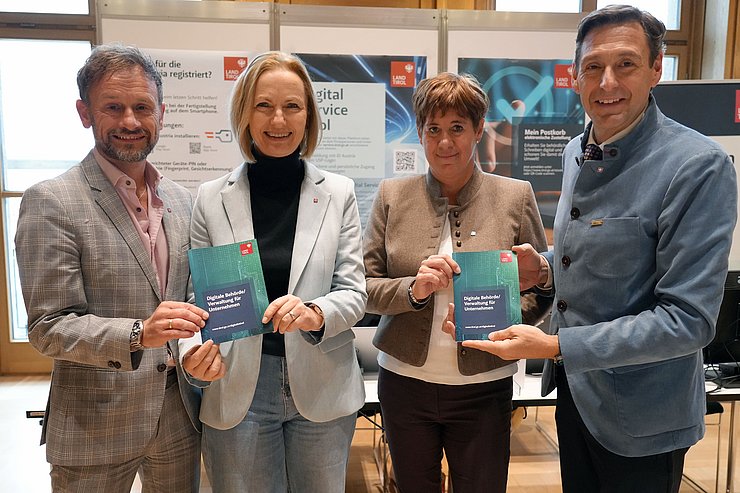 Gemeinsames Engagement für die digitale Verwaltung: V. li. Michael Eller (Obmann Zentralpersonalvertretung Land Tirol), Barbara Soder (stellv. Landesamtsdirektorin), Sabine Penz (Obmann-Stellv. Zentralpersonalvertretung Land Tirol), und Herbert Forster (Landesamtsdirektor).