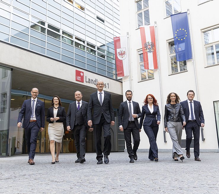 © Land Tirol/Die Fotografen Gruppenfoto der Regierungsmitglieder vor dem Landhaus.