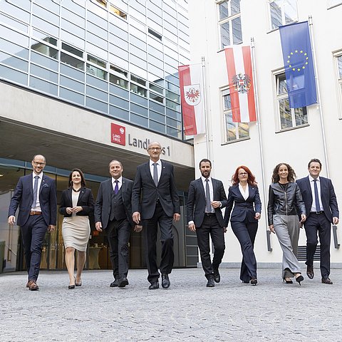 Gruppenfoto der Regierungsmitglieder vor dem Landhaus.
