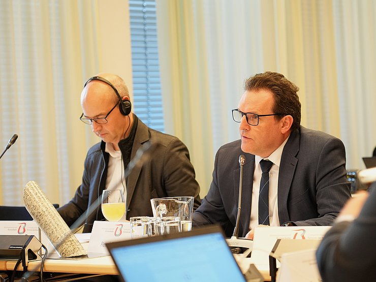 © Land Tirol/Knabl Zumtobel am Konferenztisch