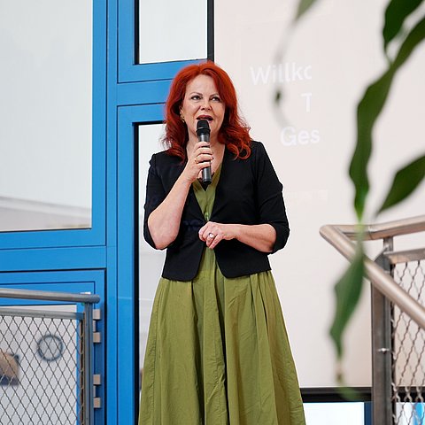 Gesundheitslandesrätin Cornelia Hagele erklärte bei der Eröffnung: „Der Aktionstag an der HLWest zeigt den Schülerinnen und Schülern vor allem eines: dass Gesundheitsberufe die Zukunft sind.“