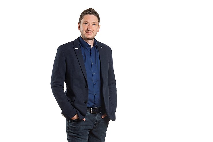 © LRT Ein Mann steht aufrecht und schaut direkt in die Kamera.