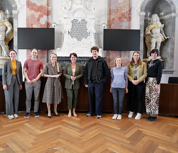 © Maximilian Oswald/Landtagsdirektion Studierende der Universität Innsbruck mit LTPin Sonja Ledl-Rossmann und LRHDin Monika Aichholzer-Wurzer