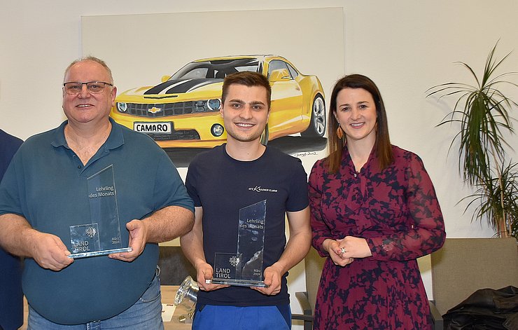 Arbeits- und Jugendlandesrätin Astrid Mair gratulierte Andreas Kraxner zum "Lehrling des Monats März 2024" sowie seinem Vater und Firmenchef Elmar Kraxner. 