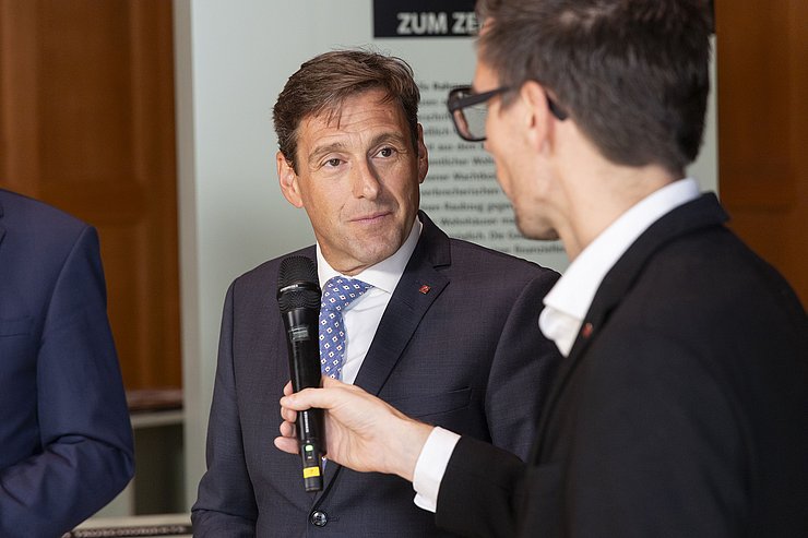 © Land Tirol/Die Fotografen Landesamtsdirektor Herbert Forster: "Heute werden im Landhaus jene Werte gelebt, die der Nationalsozialismus mit Füßen getreten hat: Demokratie, BürgerInnenrechte, Rechtsstaat und Pluralismus."