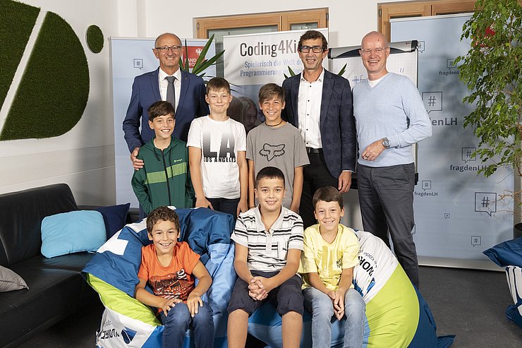 © Land Tirol/Die Fotografen Auf dem Bild ist LH Mattle mit einigen Kindern sowie den Leitern des Programmierkurses Coding4kids zu sehen
