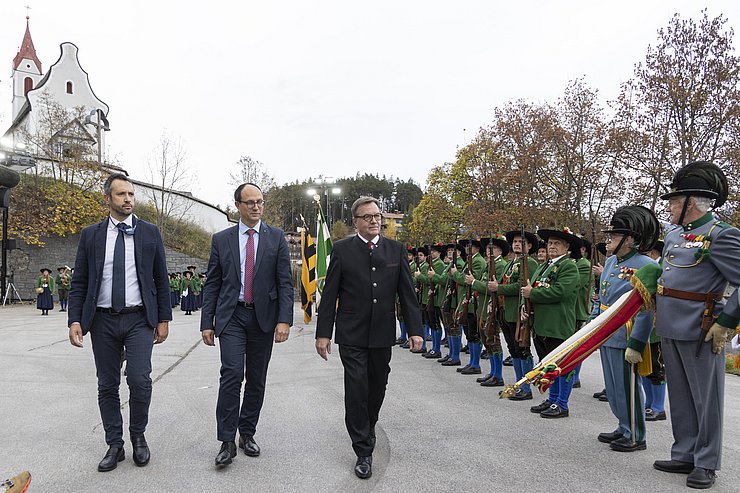 Platter, Barucco und Mächler im Gehen, daneben Ehrenformation