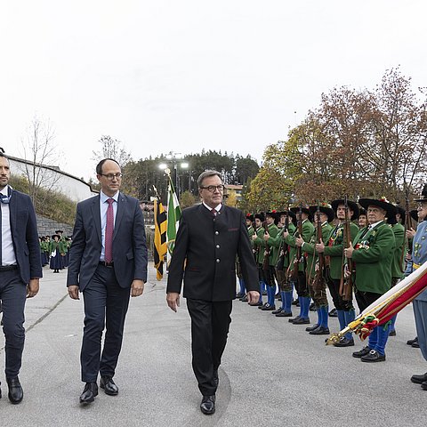 Platter, Barucco und Mächler im Gehen, daneben Ehrenformation