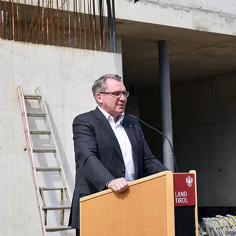 LR Tratter hält Rede vor dem Rohbau