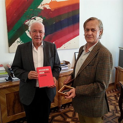 v.l.: LTP van Staa und Marco Szedenic bei der Übergabe der „Weltabformung 90"