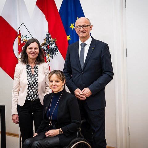 LH Anton Mattle mit Antidiskriminierungsbeauftragter Isolde Kafka (links) mit Stellvertreterin Daniela Friedle (rechts).