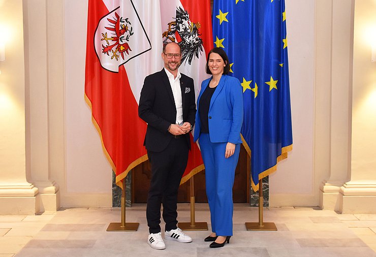 Mario Gerber und Barbara Thaler, im Hintergrund Fahnen