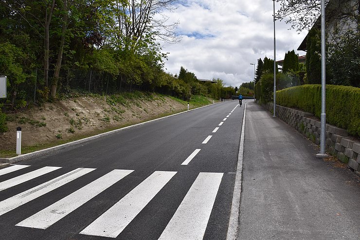 Besondere Rücksicht wurde bei der Generalsanierung der L 32 Aldranser Straße auf die RadfahrerInnen und FußgängerInnen genommen.