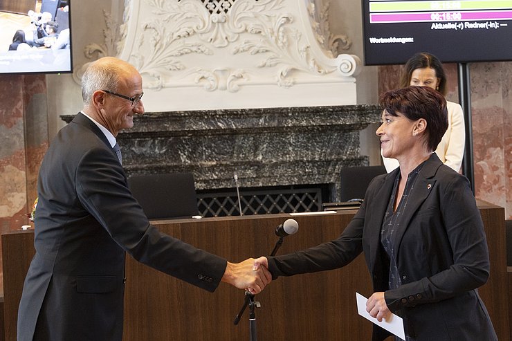 LH Mattle und Landtagspräsidentin Ledl-Rossmann schütteln sich die Hand