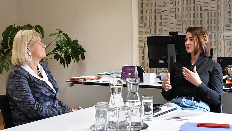 © Land Tirol/Pichler Klaudia Tanner und Astrid Mair unterhalten sich am Tisch sitzend.