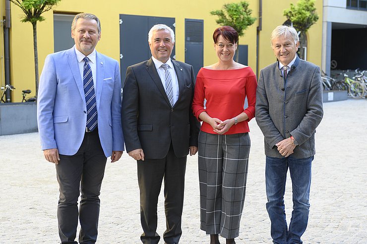 © Landtagsdirektion Tirol/Berger LTPin Sonja Ledl-Rossmann mit (v.li.) Roberto Ciambetti (Präsident des Regionalrates von Veneto und Mitglied des AdR), Josef Noggler (Landtagspräsident von Südtirol) und Walter Kaswalder (Landtagspräsident des Trentino).