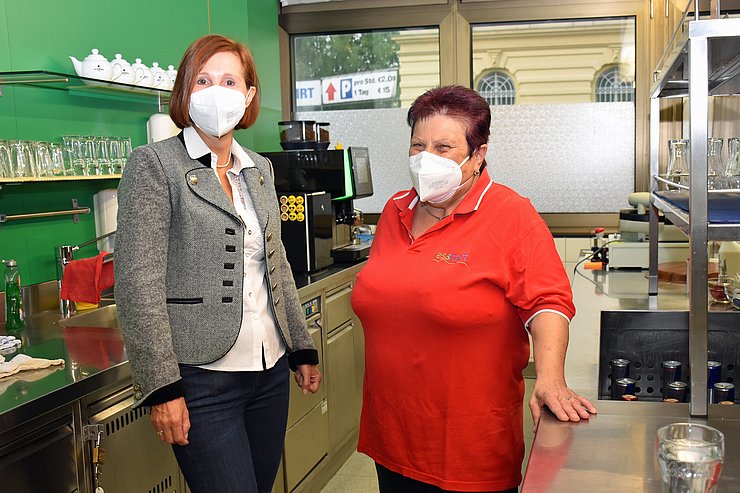 Landesrätin Gabriele Fischer vor Ort im Oberlandesgericht in Innsbruck, wo Elfriede Schily in der von start pro mente betriebenen Kantine für die Justizbediensteten mitarbeitet.