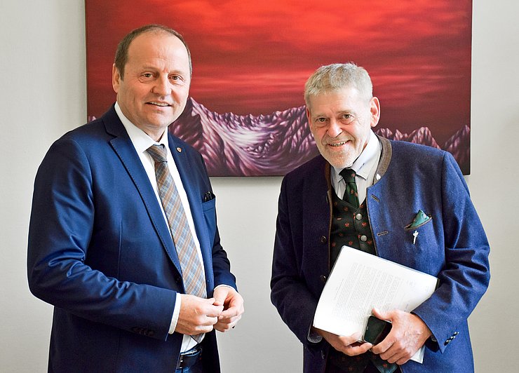 Zwei Männer vor einem Bild.