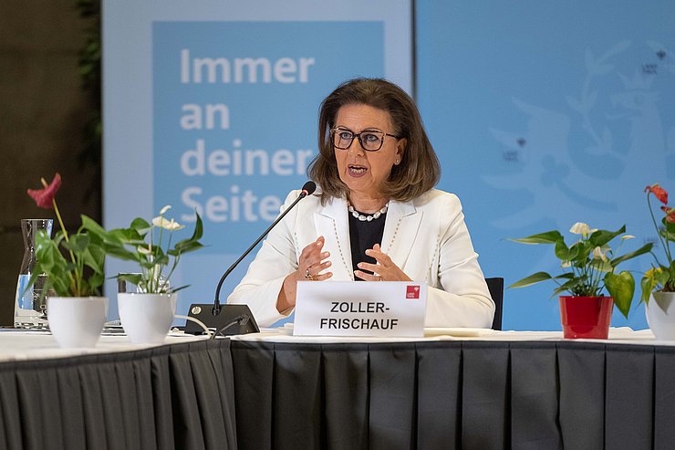 © Land Tirol/G.Berger LRin Patrizia Zoller-Frischauf: „Von klein bis groß, von GründerInnen über HändlerInnen, von Produktionsbetrieb bis hin zum Tourismus – für alle Branchen ist im heute vorgelegten Maßnahmenpaket für die Wirtschaft etwas dabei.“